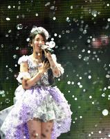 シャボン玉が舞う中、ソロ曲を歌う倉持明日香＝さいたまスーパーアリーナ（撮影・西岡正）