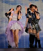 柏木由紀と熱唱する倉持明日香（左）＝さいたまスーパーアリーナ（撮影・西岡正）