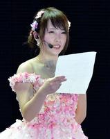 ひらがなで書かれた自筆の手紙を読む川栄李奈＝さいたまスーパーアリーナ（撮影・西岡正）