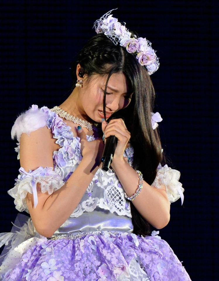 ソロ曲を歌いながら感極まる倉持明日香＝さいたまスーパーアリーナ（撮影・西岡正）