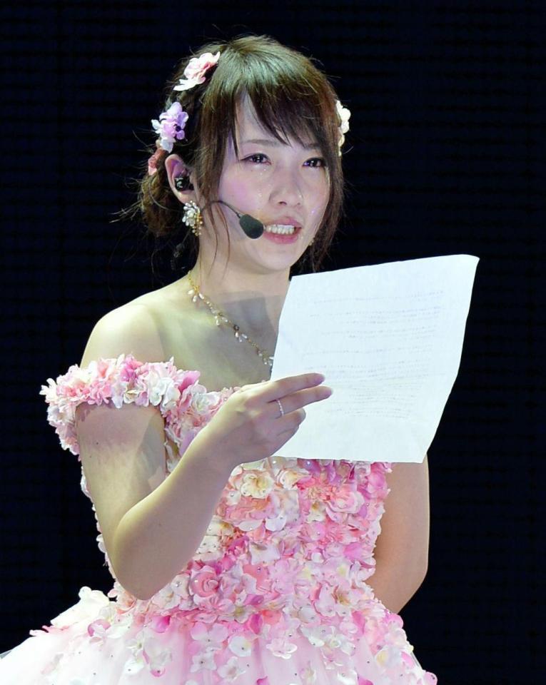 ひらがなで書かれた自筆の手紙を読む川栄李奈＝さいたまスーパーアリーナ（撮影・西岡正）