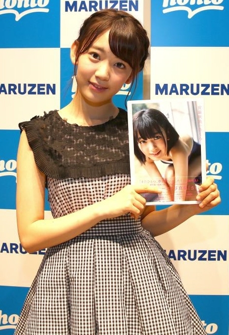 ソロ写真集「さくら」発売記念握手会を行った宮脇咲良