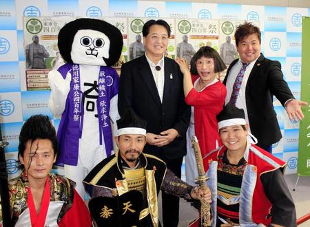 「岡崎版ご当地新喜劇」の発表会見。（後列右２人目から）すっちー、内田康宏市長＝大阪市内