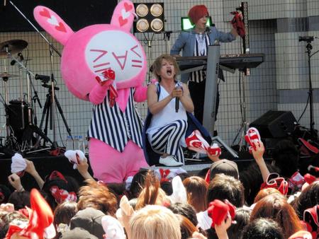 猛暑の中、熱唱する「アンティック－珈琲店－」のボーカル・みく（中央）＝東京・代々木公園野外ステージ