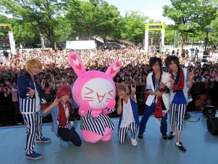 メジャーデビュー記念ライブを行った「アンティック－珈琲店－」＝東京・代々木公園野外ステージ