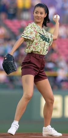 始球式を務めるボートレースイメージキャラクターのすみれさん＝コボスタ宮城（撮影・冨永豊）