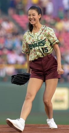 始球式を行うボートレースイメージキャラクターのすみれさん＝コボスタ宮城（撮影・冨永豊）