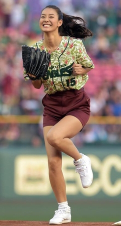 始球式を務め笑顔のボートレースイメージキャラクター・すみれ（撮影・冨永豊）