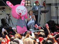 猛暑の中、熱唱する「アンティック－珈琲店－」のボーカル・みく（中央）＝東京・代々木公園野外ステージ