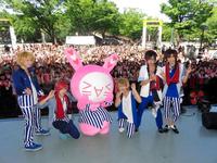 メジャーデビュー記念ライブを行った「アンティック－珈琲店－」＝東京・代々木公園野外ステージ