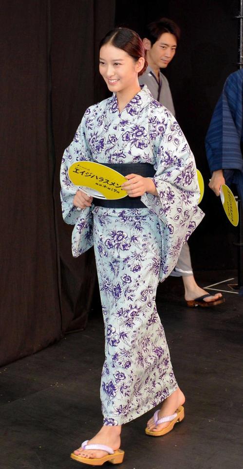 　浴衣姿で登場した武井咲＝六本木ヒルズアリーナ（撮影・堀内翔）