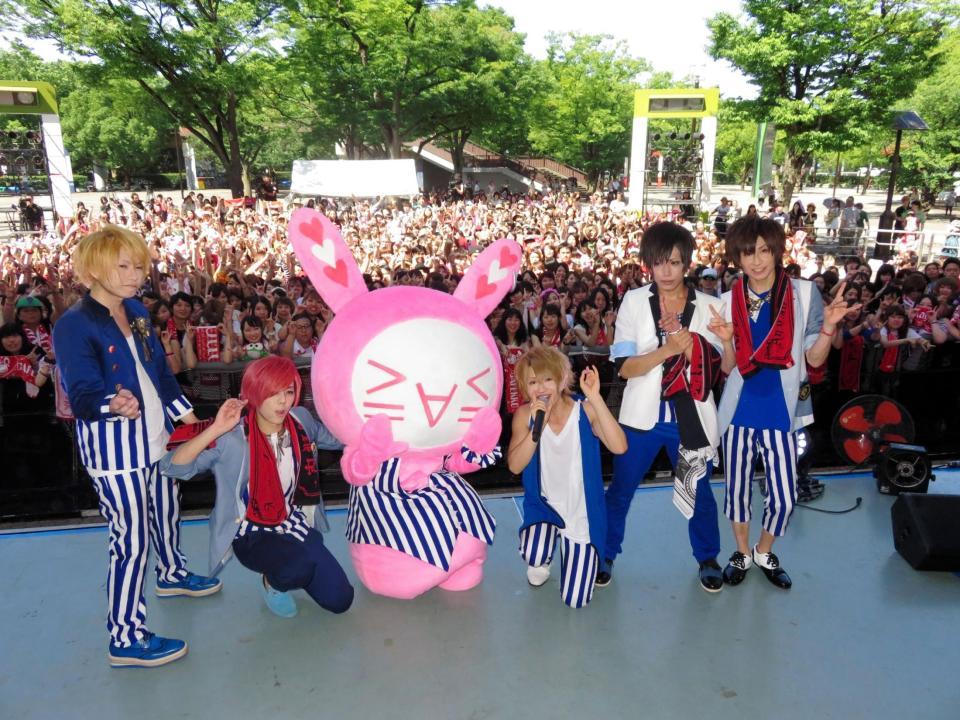 メジャーデビュー記念ライブを行った「アンティック－珈琲店－」＝東京・代々木公園野外ステージ