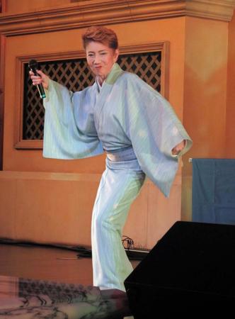 森進一の熱愛を祝福した水前寺清子＝東京・青海