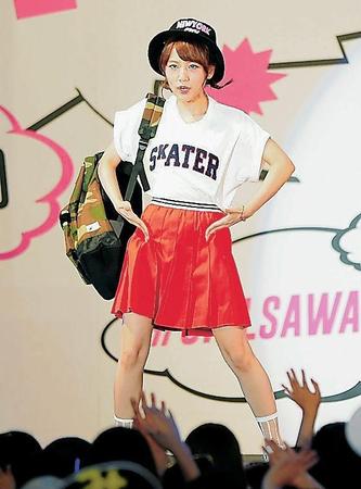 ステージ上でコマネチポーズを決める高橋みなみ＝東京・渋谷のａ-ｎａｔｉｏｎ　ｉｓｌａｎｄ　ｒｅｓｏｒｔ　ｓｔａｇｅ（撮影・吉澤敬太）