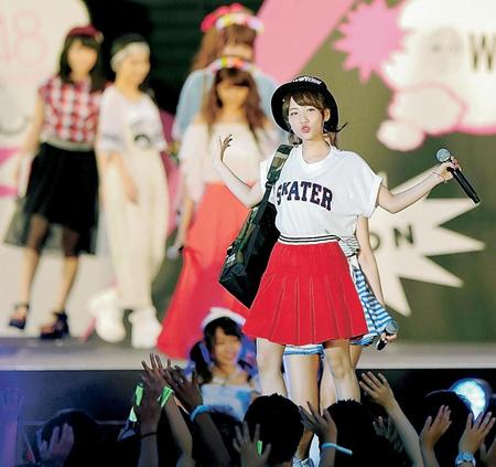 ファンの歓声を浴びながらランウェイする高橋みなみ＝東京・渋谷のａ-ｎａｔｉｏｎ　ｉｓｌａｎｄ　ｒｅｓｏｒｔ　ｓｔａｇｅ（撮影・吉澤敬太）
