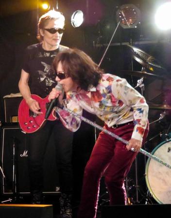 織田哲郎（左）のギター演奏をバックに熱唱するダイアモンドユカイ＝東京・下北沢ＧＡＲＤＥＮ