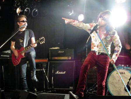 織田哲郎（左）のギター演奏をバックに熱唱するダイアモンドユカイ＝東京・下北沢ＧＡＲＤＥＮ