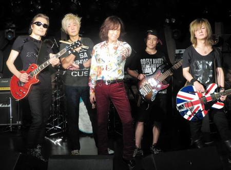 織田哲郎（左端）が率いるロックバンド「ＲＯＬＬ－Ｂ　ＤＩＮＯＳＡＵＲ」。（右から）ＡＳＡＫＩ、ＪＯＥ。ダイアモンドユカイ、ＣＨＥＲＲＹ＝東京・下北沢