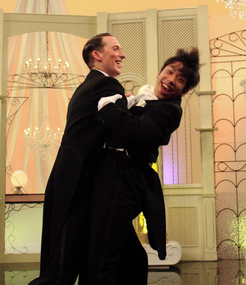 ミュージカルに挑戦！俳優アラン・バーキット（左）に抱かれて悲鳴をあげる織田信成＝大阪市内