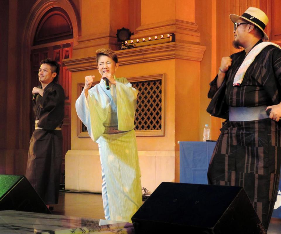 森進一の熱愛を祝福した水前寺清子（中央）＝東京・青海