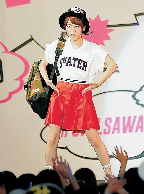 ステージ上でコマネチポーズを決める高橋みなみ＝東京・渋谷のａ-ｎａｔｉｏｎ　ｉｓｌａｎｄ　ｒｅｓｏｒｔ　ｓｔａｇｅ（撮影・吉澤敬太）