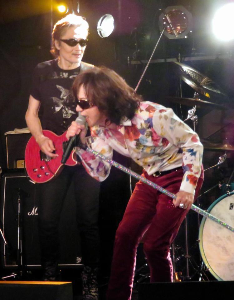 織田哲郎（左）のギター演奏をバックに熱唱するダイアモンドユカイ＝東京・下北沢ＧＡＲＤＥＮ