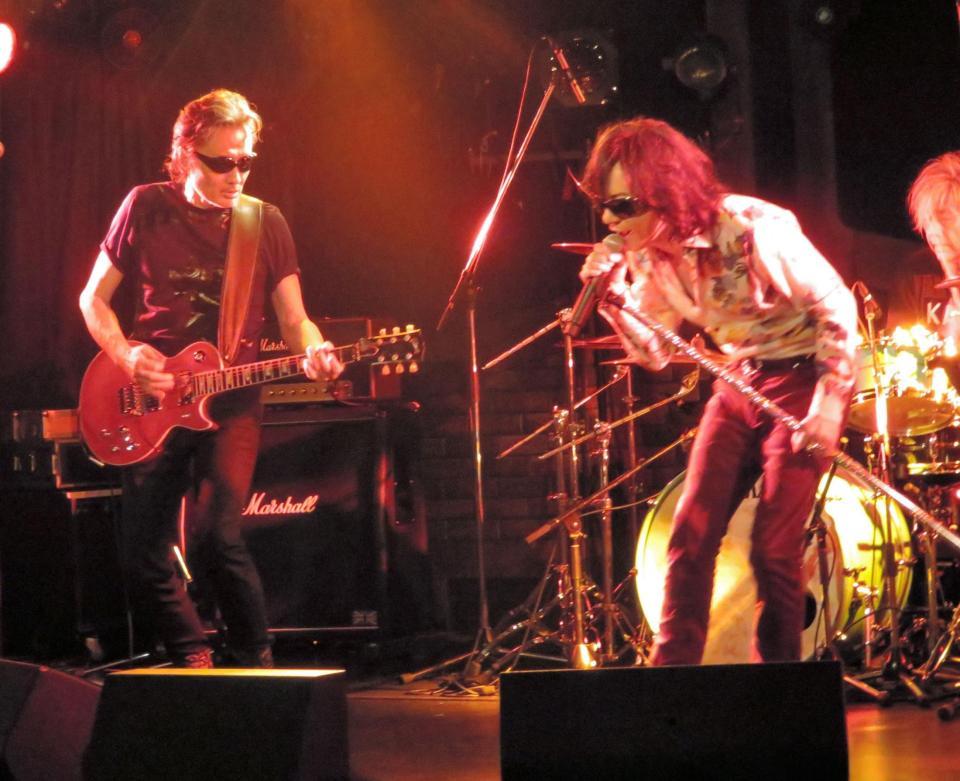 織田哲郎（左）のギター演奏をバックに熱唱するダイアモンドユカイ＝東京・下北沢ＧＡＲＤＥＮ