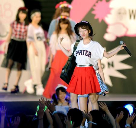 　歓声を浴びながらランウェイを歩く高橋みなみ＝東京・渋谷（撮影・吉澤敬太）