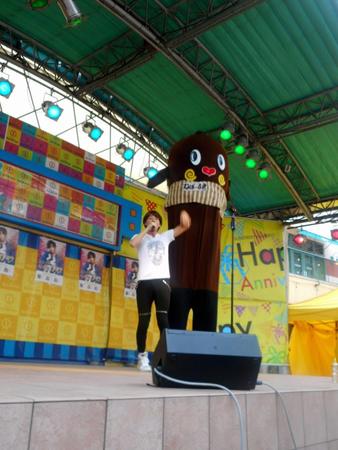 新曲発売記念のミニライブを行った川上大輔（左）とねば～る君＝東京・サンストリート亀戸