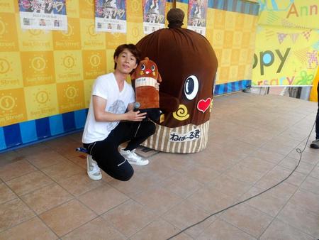 新曲発売記念のミニライブでねば～る君からプレゼントをもらった川上大輔（左）＝東京・サンストリート亀戸