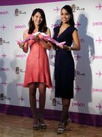 トークショーを行った舞川あいく（左）と宮本エリアナ＝東京・内幸町