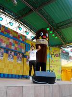 新曲発売記念のミニライブを行った川上大輔（左）とねば～る君＝東京・サンストリート亀戸