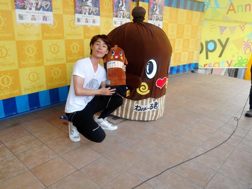 新曲発売記念のミニライブでねば～る君からプレゼントをもらった川上大輔（左）＝東京・サンストリート亀戸