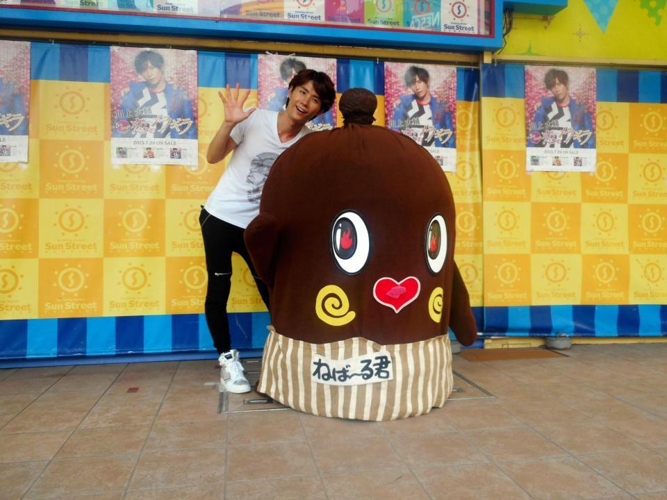 新曲発売記念のミニライブを行った川上大輔（左）とねば～る君＝東京・サンストリート亀戸