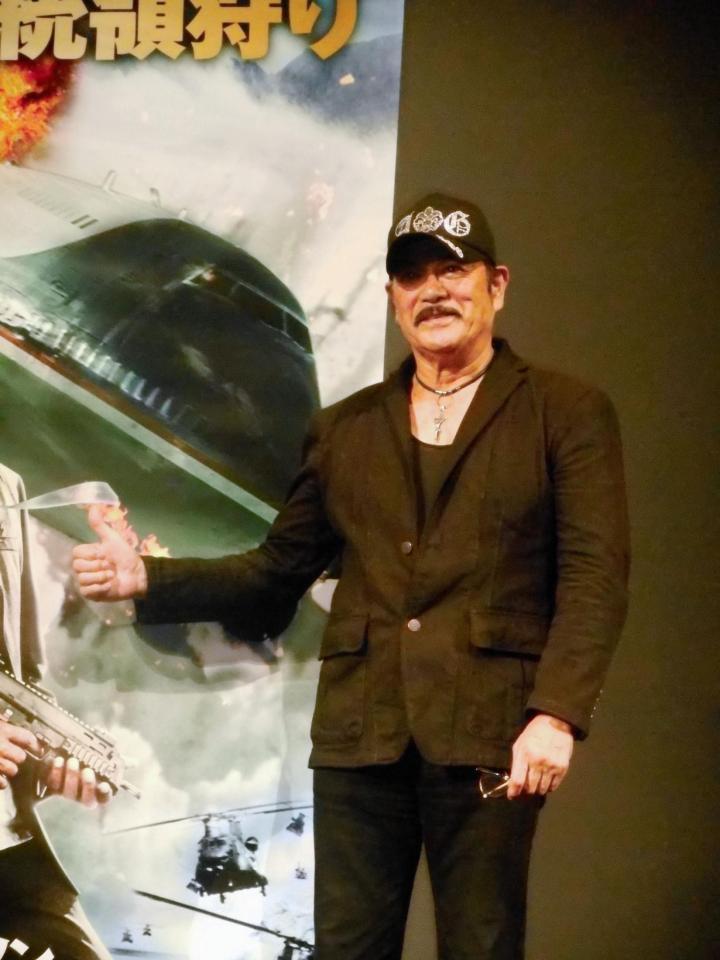 映画「ビッグゲーム　大統領と少年ハンター」の公開イベントにサプライス登場した千葉真一＝東京・有楽町