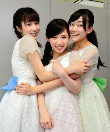 　５日にＣＤデビューしたｅｌｆｉｎ’（左から）花房里枝、高橋美衣、辻美優