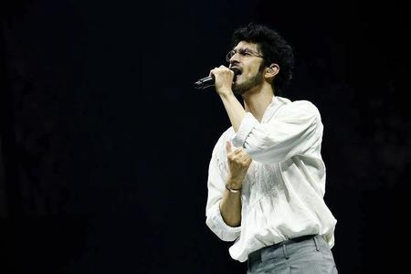 センターステージで初めて歌った平井堅＝東京・代々木第一体育館