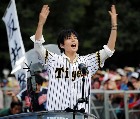 　ボーカルの山村隆太は阪神のユニホーム姿で登場＝大阪・大泉緑地