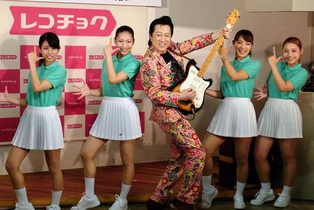 ダンサーとポーズを決める高橋ジョージこと、たどころ晋也＝東京・渋谷