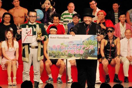 “初代センター”に輝いた髭男爵の山田ルイ５３世（右）とひぐち君＝東京・新宿