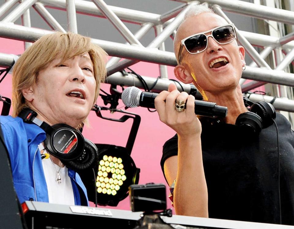 　ライブで熱唱するｇｌｏｂｅの小室哲哉（左）とマーク・パンサー＝新宿ステーションスクエア（撮影・三好信也）