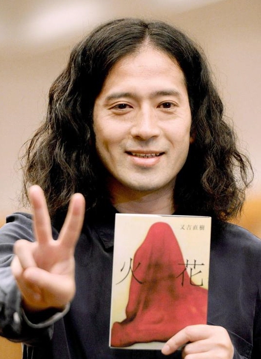 「花火」を手にピースサインを決めるピースの又吉直樹（７月１６日撮影）