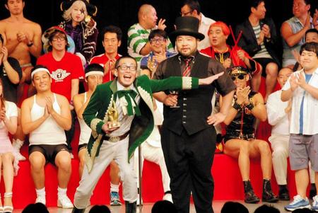 　“初代センター”に輝いた髭男爵の山田ルイ５３世（右）とひぐち君＝東京・新宿