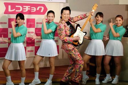 　ダンサーとポーズを決める「たどころ晋也」こと、高橋ジョージ＝東京・渋谷