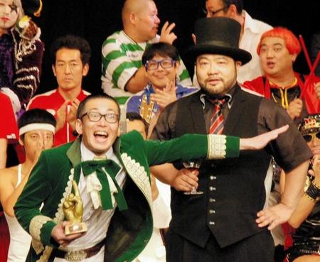 “初代センター”に輝いた髭男爵の山田ルイ５３世（右）とひぐち君＝東京・新宿