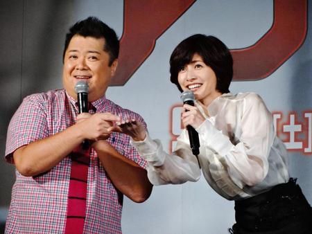 身長１・５センチのアントマンを手に乗せる家だ有紀（右）と小杉竜一＝東京タワー・スタジオアース