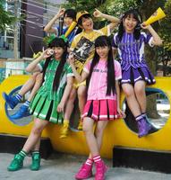 阪神グッズを身につけ笑顔を振りまく、たこやきレインボーの（後列左から）春名真依、、清井咲希、堀くるみ（前列左から）根岸可蓮、彩木咲良