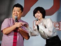 身長１・５センチのアントマンを手に乗せる家だ有紀（右）と小杉竜一＝東京タワー・スタジオアース