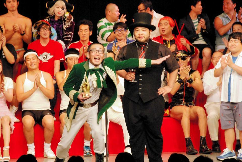 　“初代センター”に輝いた髭男爵の山田ルイ５３世（右）とひぐち君＝東京・新宿