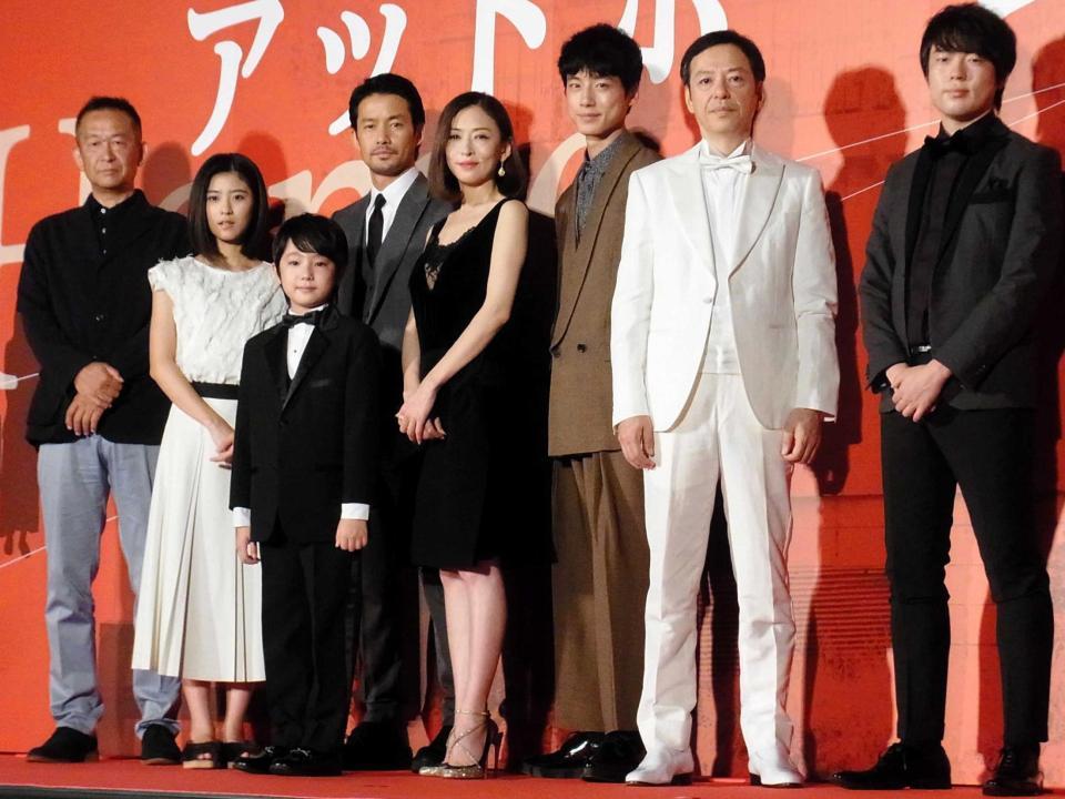 　舞台あいさつした（左から）蝶野博監督、黒島結菜、池田優斗、竹野内豊、松雪泰子、坂口健太郎、板尾創路、村本大輔＝東京・豊洲